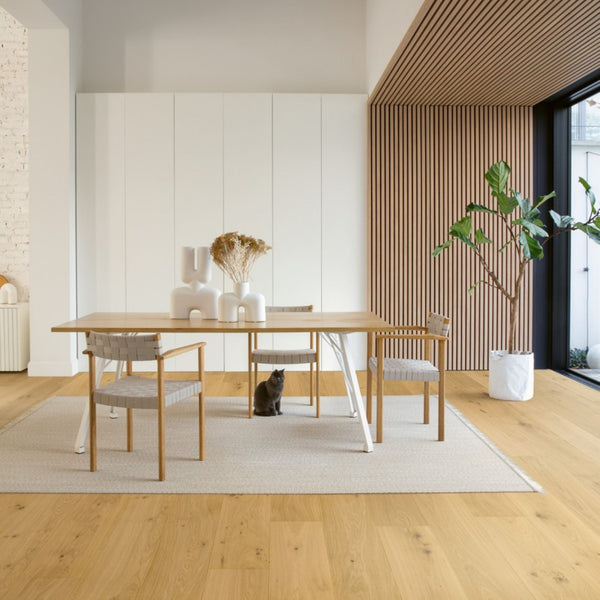 Pavimento in PARQUET CALA ROVERE PURO EXTRA OPACO QUICK-STEP effetto legno tecnologia Wood for Life previene l’adesione di fango, residui o altri tipi di sporco