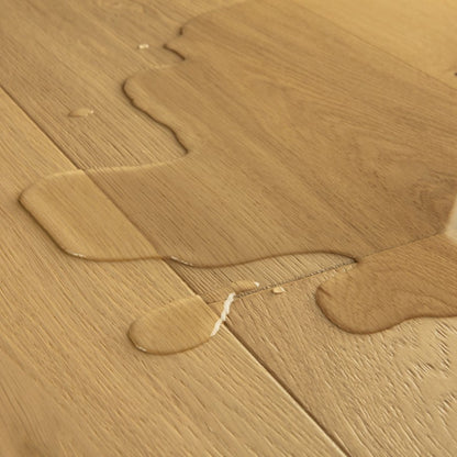 Pavimento in PARQUET CALA ROVERE PURO EXTRA OPACO QUICK-STEP effetto legno tecnologia Wood for Life previene l’adesione di fango, residui o altri tipi di sporco