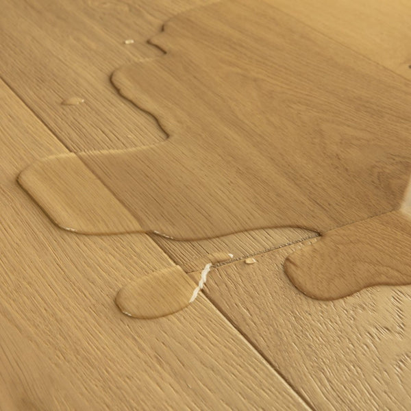 Pavimento in PARQUET CALA ROVERE PURO EXTRA OPACO QUICK-STEP effetto legno tecnologia Wood for Life previene l’adesione di fango, residui o altri tipi di sporco