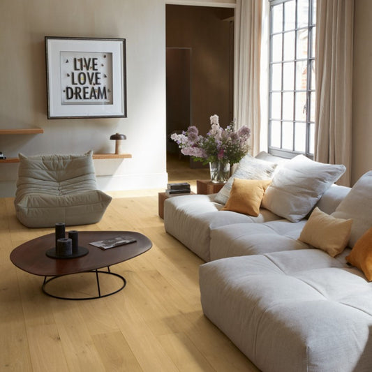 Pavimento in AMATO ROVERE PURO EXTRA OPACO QUICK-STEP effetto legno pensata per integrarsi in contesti residenziali luminosi