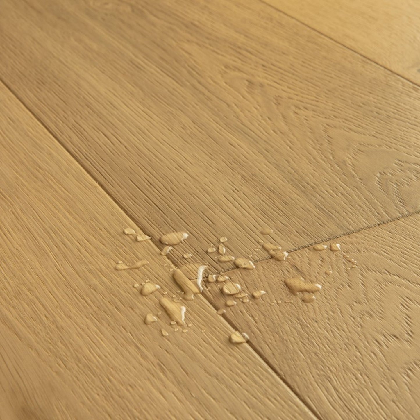 Pavimento in PARQUET CALA ROVERE PURO EXTRA OPACO QUICK-STEP effetto legno tecnologia Wood for Life previene l’adesione di fango, residui o altri tipi di sporco