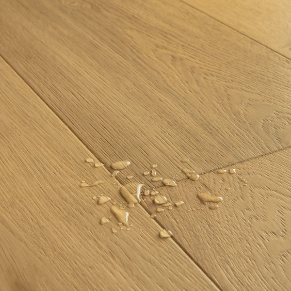 Pavimento in PARQUET CALA ROVERE PURO EXTRA OPACO QUICK-STEP effetto legno tecnologia Wood for Life previene l’adesione di fango, residui o altri tipi di sporco