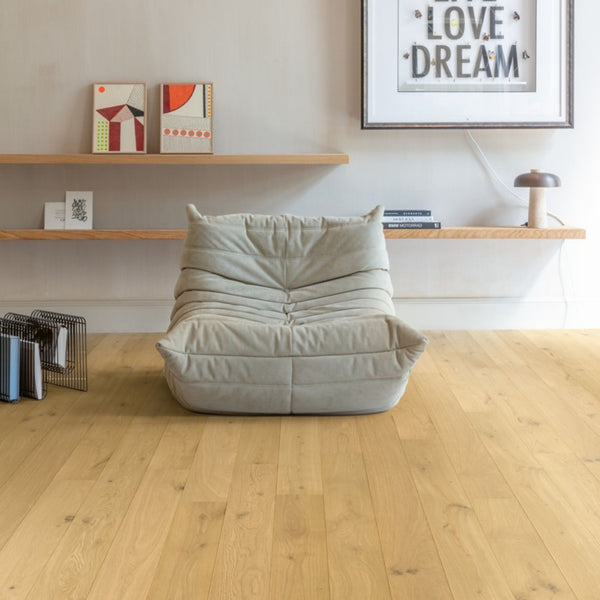 Pavimento in PARQUET AMATO ROVERE PURO EXTRA OPACO QUICK-STEP effetto legno pensata per integrarsi in contesti residenziali luminosi