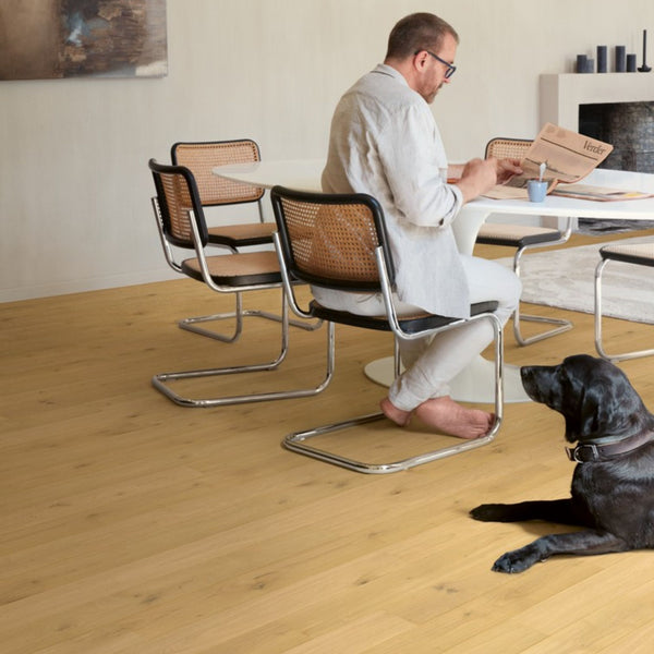 Pavimento in PARQUET AMATO ROVERE PURO EXTRA OPACO QUICK-STEP effetto legno pensata per integrarsi in contesti residenziali luminosi
