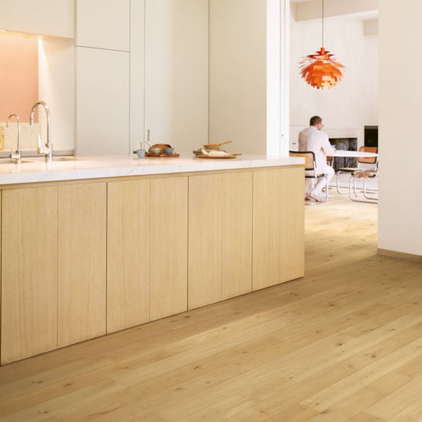 Pavimento in PARQUET AMATO ROVERE PURO EXTRA OPACO QUICK-STEP effetto legno pensata per integrarsi in contesti residenziali luminosi