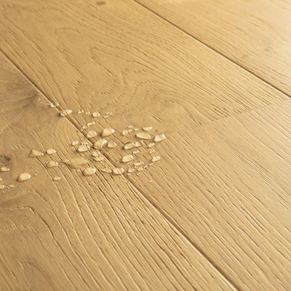 Pavimento in PARQUET AMATO ROVERE PURO EXTRA OPACO QUICK-STEP effetto legno pensata per integrarsi in contesti residenziali luminosi