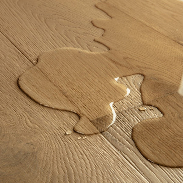 Pavimento in PARQUET CASCADA ROVERE SENAPE EXTRA OPACO QUICK-STEP effetto legno base cromatica calda e avvolgente adatta a contesti contemporanei