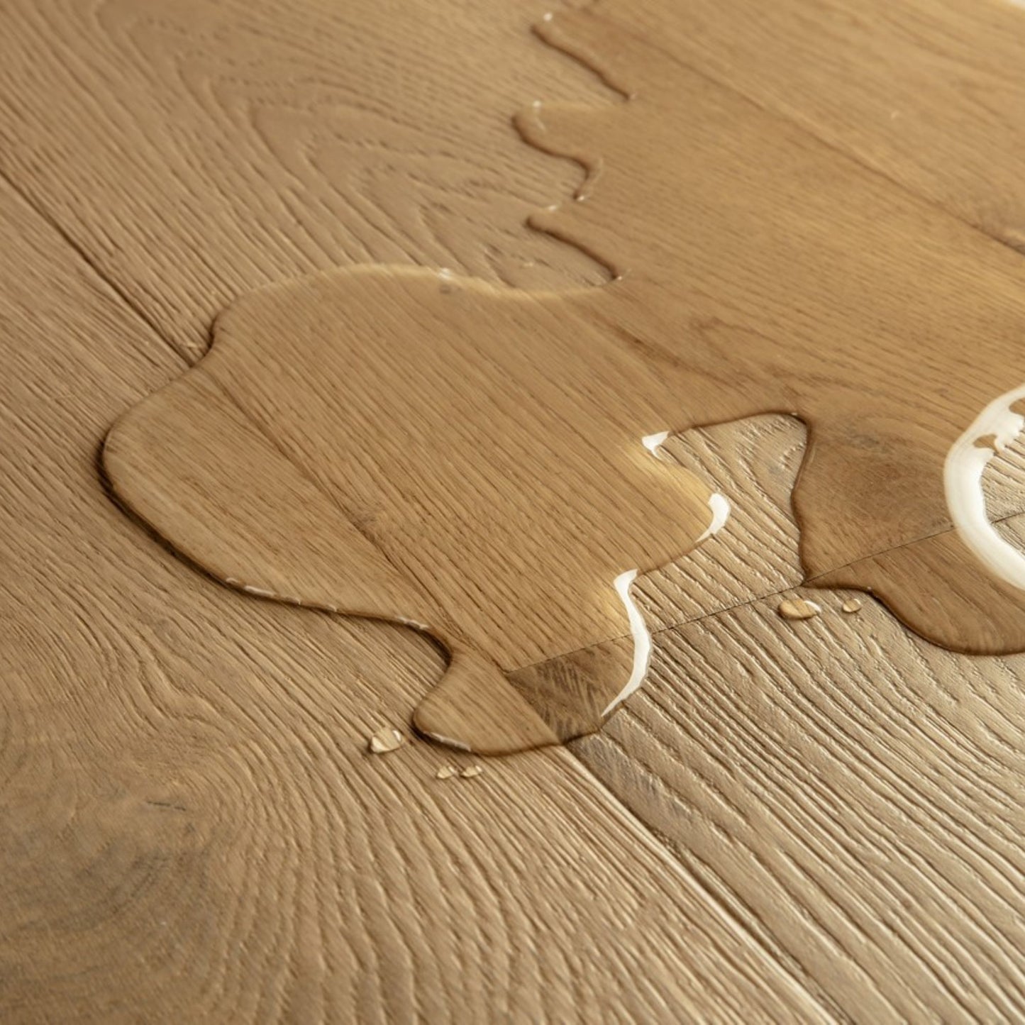 Pavimento in PARQUET CASCADA ROVERE SENAPE EXTRA OPACO QUICK-STEP effetto legno base cromatica calda e avvolgente adatta a contesti contemporanei