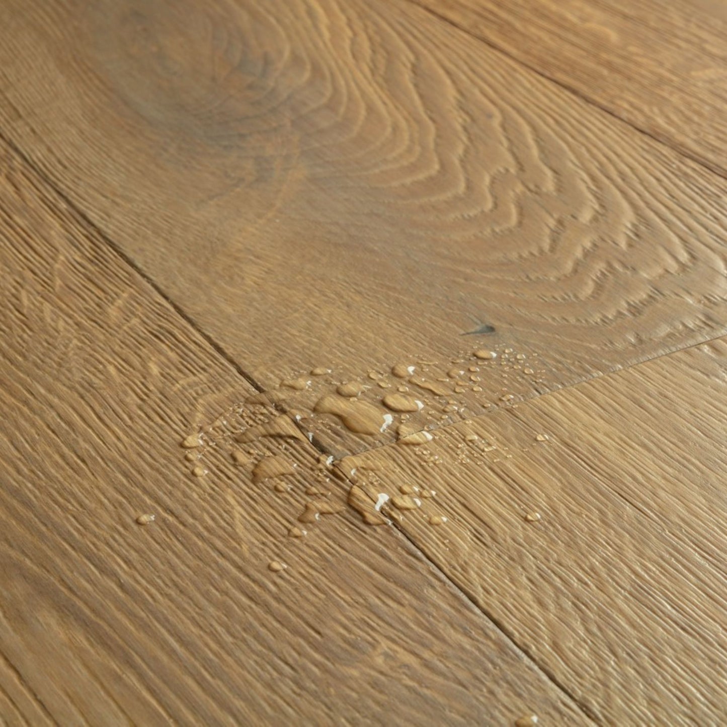 Pavimento in PARQUET CASCADA ROVERE SENAPE EXTRA OPACO QUICK-STEP effetto legno base cromatica calda e avvolgente adatta a contesti contemporanei
