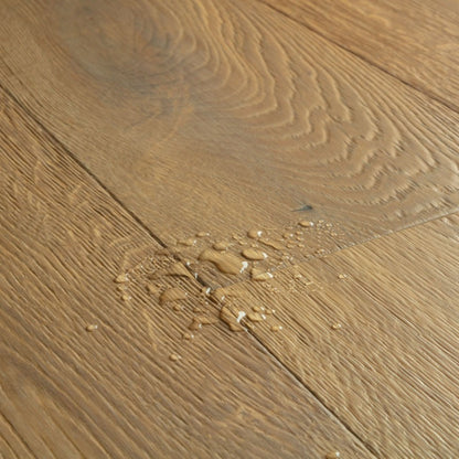 Pavimento in PARQUET CASCADA ROVERE SENAPE EXTRA OPACO QUICK-STEP effetto legno base cromatica calda e avvolgente adatta a contesti contemporanei