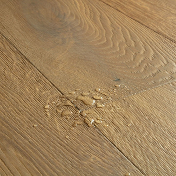 Pavimento in PARQUET CASCADA ROVERE SENAPE EXTRA OPACO QUICK-STEP effetto legno base cromatica calda e avvolgente adatta a contesti contemporanei
