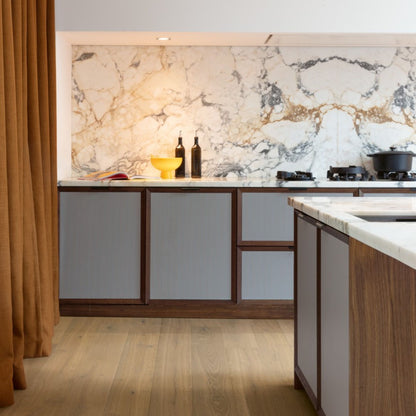 Pavimento in PARQUET CASCADA ROVERE SENAPE EXTRA OPACO QUICK-STEP effetto legno base cromatica calda e avvolgente adatta a contesti contemporanei