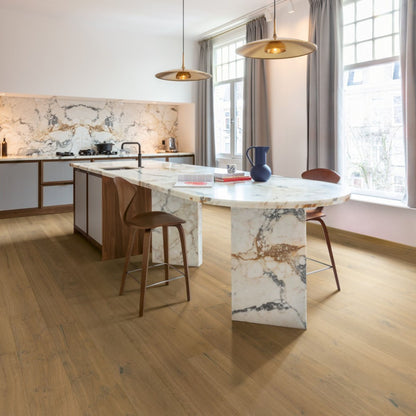 Pavimento in PARQUET CASCADA ROVERE SENAPE EXTRA OPACO QUICK-STEP effetto legno base cromatica calda e avvolgente adatta a contesti contemporanei