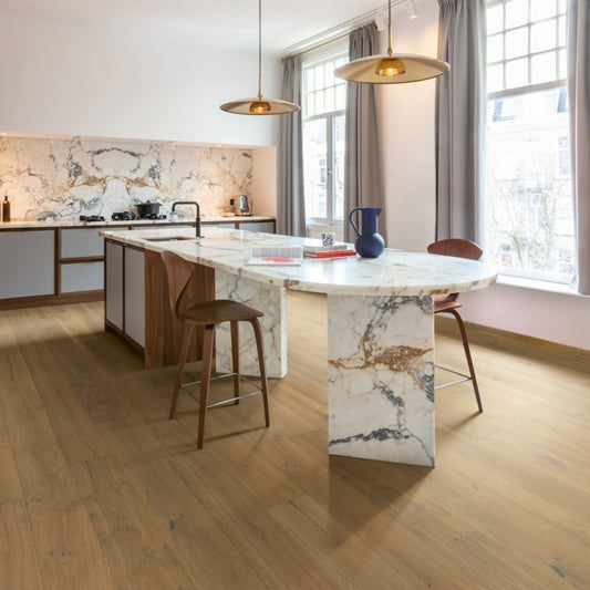 Pavimento in PARQUET CASCADA ROVERE SENAPE EXTRA OPACO QUICK-STEP effetto legno base cromatica calda e avvolgente adatta a contesti contemporanei