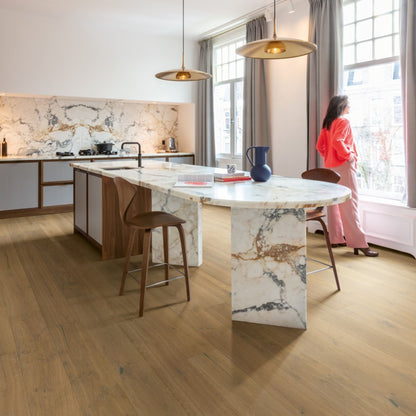 Pavimento in PARQUET CASCADA ROVERE SENAPE EXTRA OPACO QUICK-STEP effetto legno base cromatica calda e avvolgente adatta a contesti contemporanei