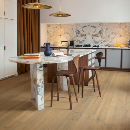 Pavimento in PARQUET CASCADA ROVERE SENAPE EXTRA OPACO QUICK-STEP effetto legno base cromatica calda e avvolgente adatta a contesti contemporanei