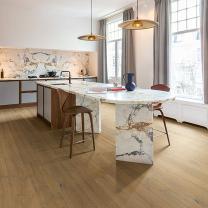 Pavimento in PARQUET CASCADA ROVERE SENAPE EXTRA OPACO QUICK-STEP effetto legno base cromatica calda e avvolgente adatta a contesti contemporanei