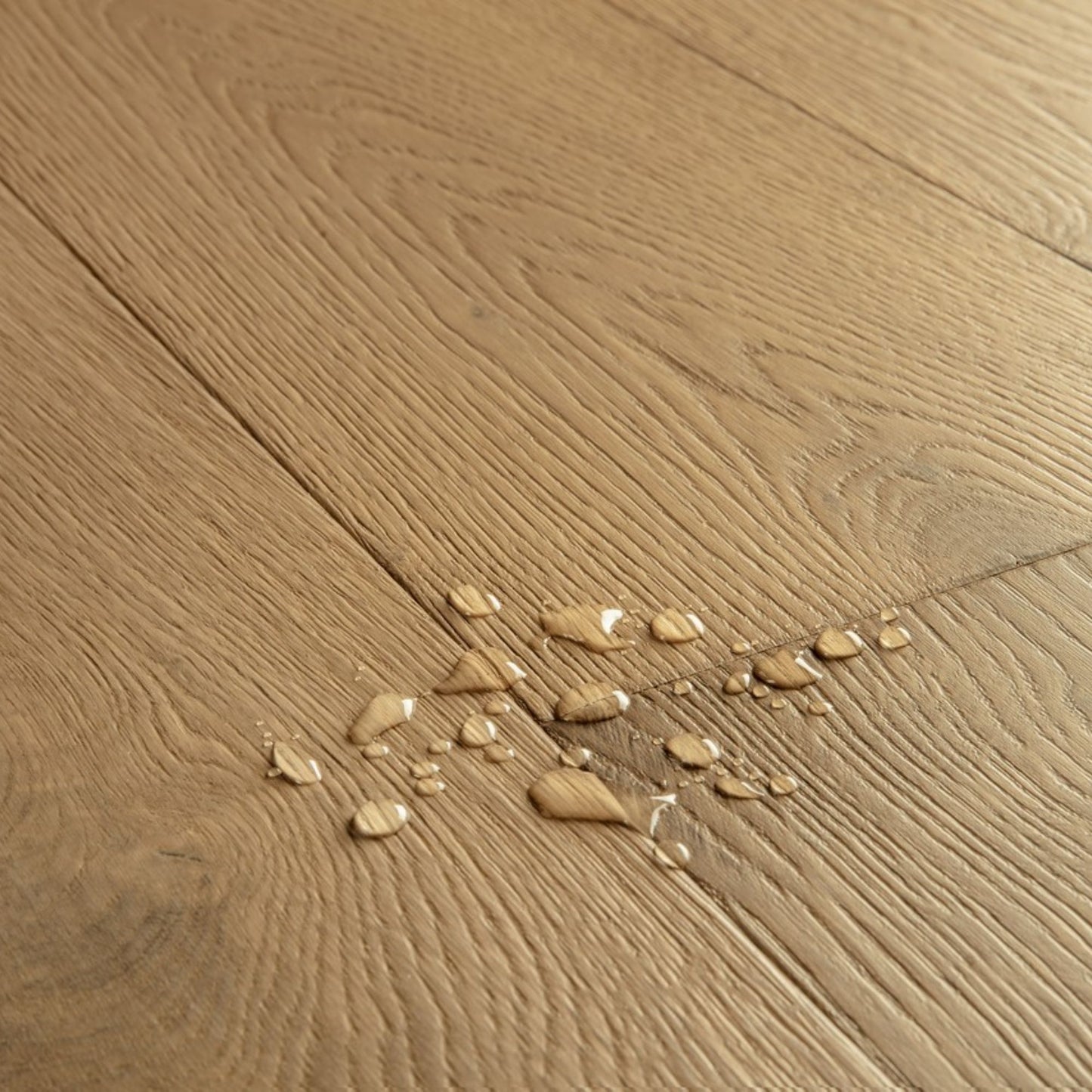 Pavimento in PARQUET CASCADA ROVERE SENAPE EXTRA OPACO QUICK-STEP effetto legno base cromatica calda e avvolgente adatta a contesti contemporanei