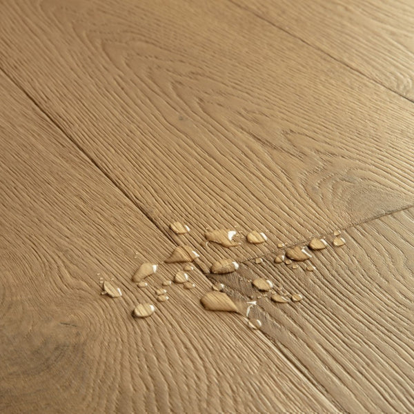 Pavimento in PARQUET CASCADA ROVERE SENAPE EXTRA OPACO QUICK-STEP effetto legno base cromatica calda e avvolgente adatta a contesti contemporanei