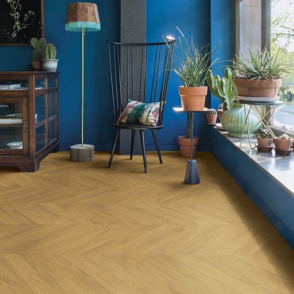 Pavimento in Laminato IMPRESSIVE PATTERNS ROVERE SPINA NATURALE QUICK-STEP posa geometrica, impermeabilità totale, resistenza ai graffi e compatibilità con riscaldamento a pavimento