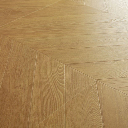 Pavimento in Laminato IMPRESSIVE PATTERNS ROVERE SPINA NATURALE QUICK-STEP posa geometrica, impermeabilità totale, resistenza ai graffi e compatibilità con riscaldamento a pavimento