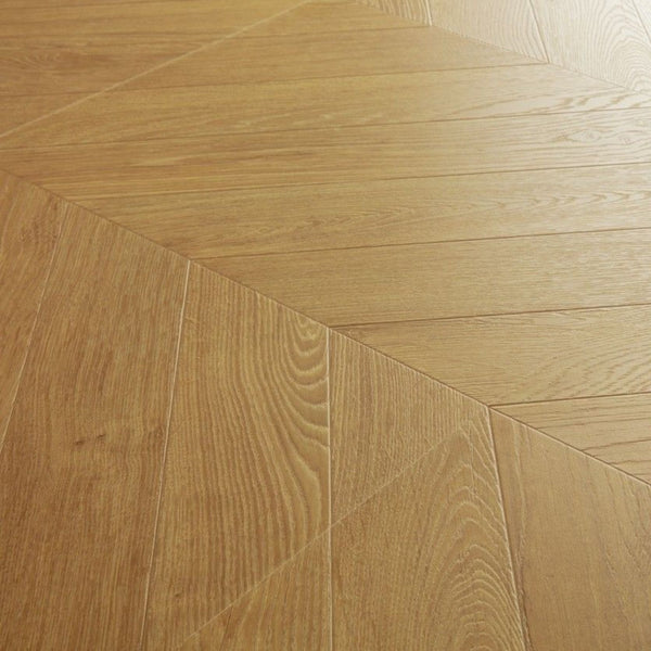 Pavimento in Laminato IMPRESSIVE PATTERNS ROVERE SPINA NATURALE QUICK-STEP posa geometrica, impermeabilità totale, resistenza ai graffi e compatibilità con riscaldamento a pavimento