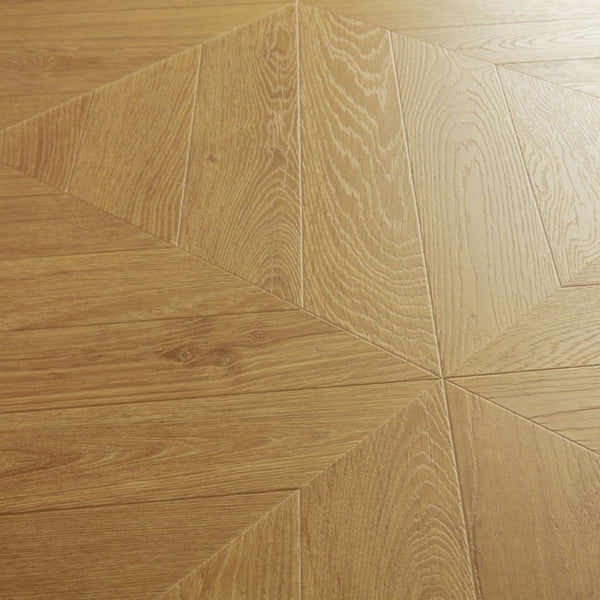 Pavimento in Laminato IMPRESSIVE PATTERNS ROVERE SPINA NATURALE QUICK-STEP posa geometrica, impermeabilità totale, resistenza ai graffi e compatibilità con riscaldamento a pavimento