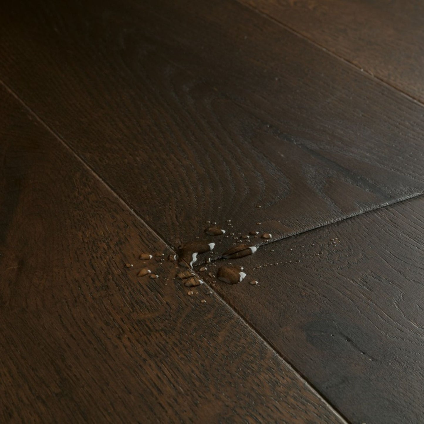 Pavimento in PARQUET CASCADA ROVERE TABACCO EXTRA OPACO QUICK-STEP effetto legno per ambienti residenziali moderni o classici, unendo eleganza estetica e prestazioni tecniche avanzate