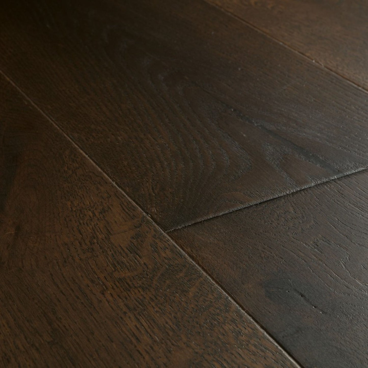 Pavimento in PARQUET CASCADA ROVERE TABACCO EXTRA OPACO QUICK-STEP effetto legno per ambienti residenziali moderni o classici, unendo eleganza estetica e prestazioni tecniche avanzate