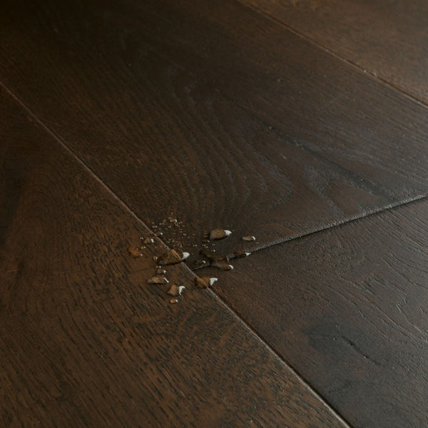 Pavimento in PARQUET CASCADA ROVERE TABACCO EXTRA OPACO QUICK-STEP effetto legno per ambienti residenziali moderni o classici, unendo eleganza estetica e prestazioni tecniche avanzate