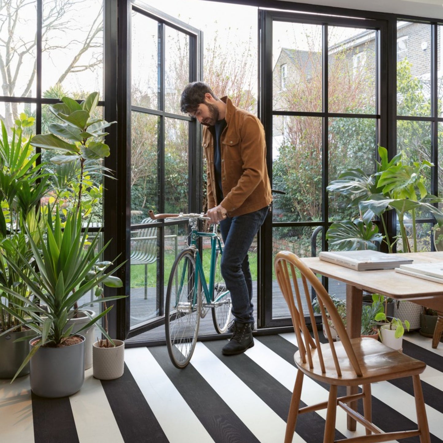 Pavimento in Laminato CAPTURE ROVERE TINTO NERO QUICK-STEP impermeabile, resistente ai graffi e compatibile con riscaldamento a pavimento