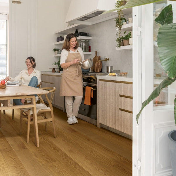 Pavimento in PARQUET CASCADA ROVERE TOFFEE EXTRA OPACO QUICK-STEP doghe larghe effetto legno pavimento impermeabile