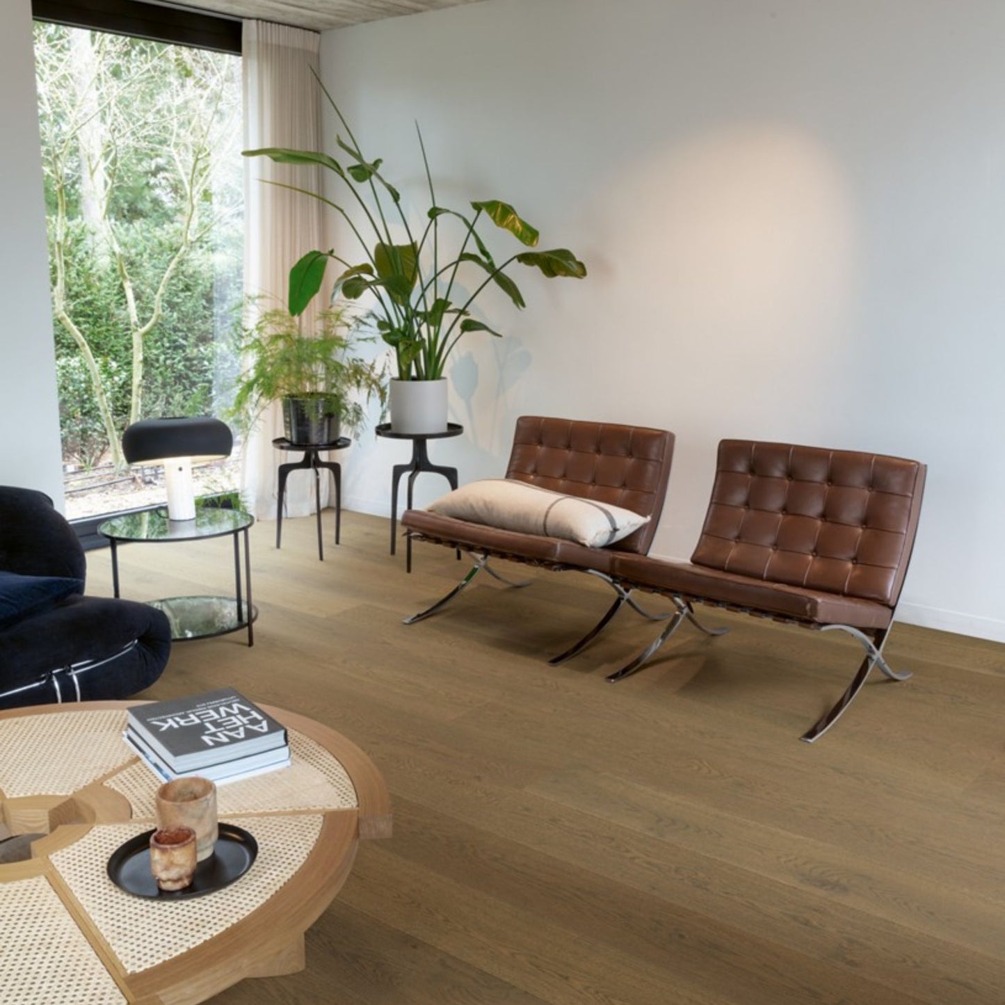 Pavimento in PARQUET CASCADA ROVERE VINTAGE MARRONE EXTRA OPACO QUICK-STEP In ambienti con arredi chiari o pareti neutre, crea contrasto e definizione