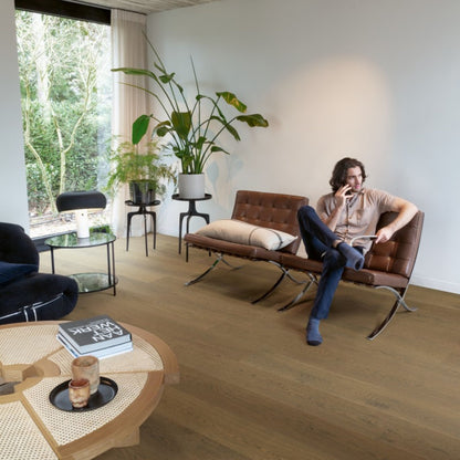 Pavimento in PARQUET CASCADA ROVERE VINTAGE MARRONE EXTRA OPACO QUICK-STEP In ambienti con arredi chiari o pareti neutre, crea contrasto e definizione