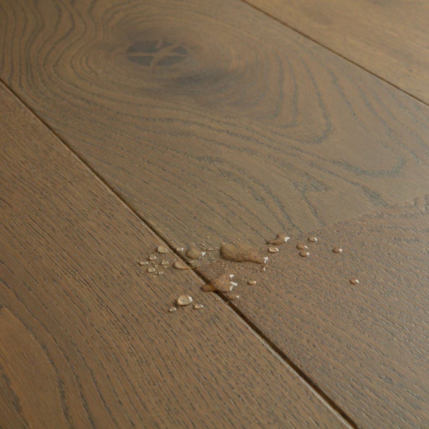 Pavimento in PARQUET CASCADA ROVERE VINTAGE MARRONE EXTRA OPACO QUICK-STEP In ambienti con arredi chiari o pareti neutre, crea contrasto e definizione