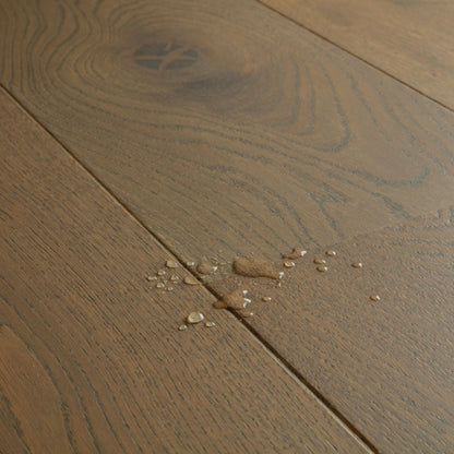 Pavimento in PARQUET CASCADA ROVERE VINTAGE MARRONE EXTRA OPACO QUICK-STEP In ambienti con arredi chiari o pareti neutre, crea contrasto e definizione