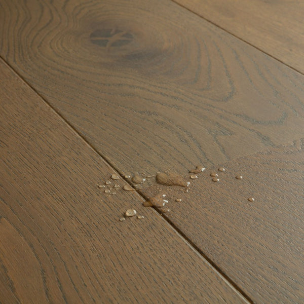Pavimento in PARQUET CASCADA ROVERE VINTAGE MARRONE EXTRA OPACO QUICK-STEP In ambienti con arredi chiari o pareti neutre, crea contrasto e definizione