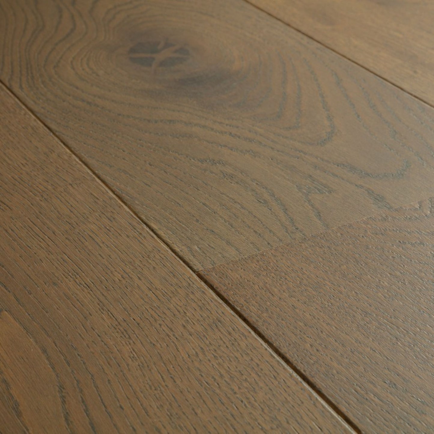 Pavimento in PARQUET CASCADA ROVERE VINTAGE MARRONE EXTRA OPACO QUICK-STEP In ambienti con arredi chiari o pareti neutre, crea contrasto e definizione