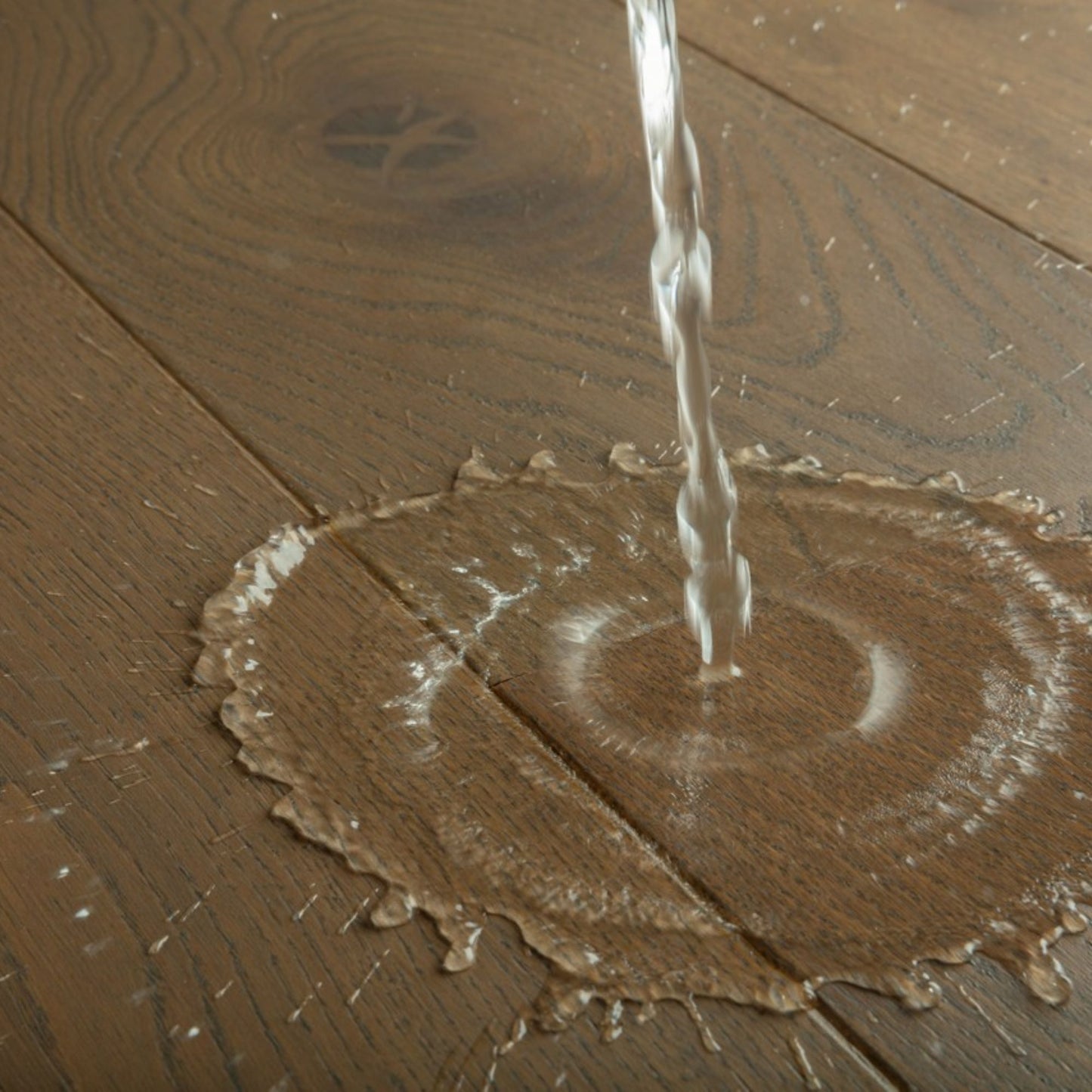 Pavimento in PARQUET CASCADA ROVERE VINTAGE MARRONE EXTRA OPACO QUICK-STEP In ambienti con arredi chiari o pareti neutre, crea contrasto e definizione