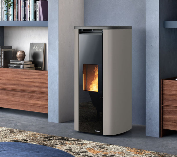 STUFA A PELLET ECOFIRE THEO 6 Aria Ventilata 6kW A+ PALAZZETTI ermetica dalle forme morbide, con top in ghisa e porta in vetro serigrafato