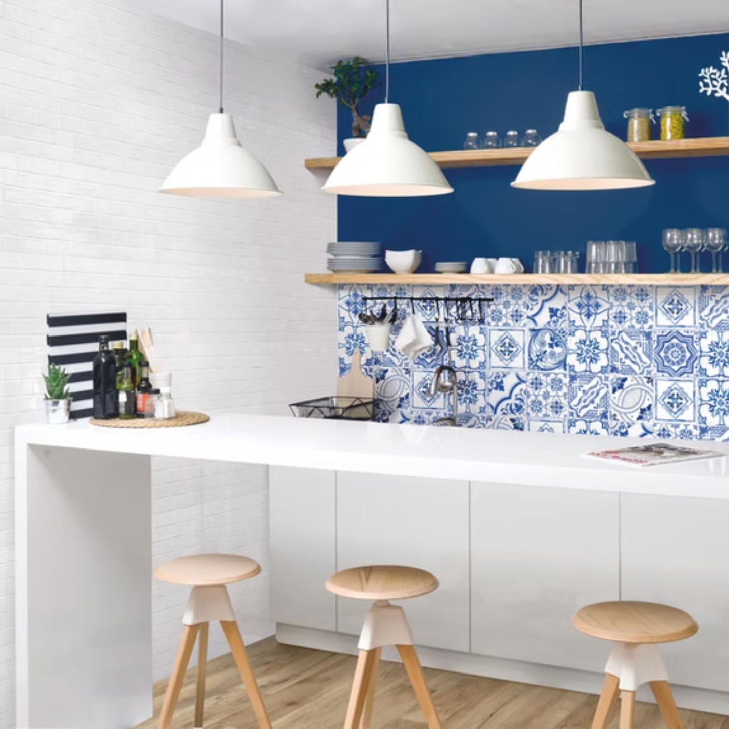 VIETRI SAVOIA ITALIA Piastrelle in gres porcellanato decorato effetto maioliche partenopee vivaci e artigianali per pavimenti e rivestimenti