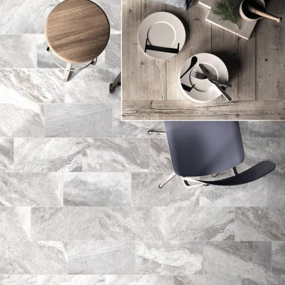 WAVES SAVOIA ITALIA Piastrelle in gres porcellanato effetto pietra dal design naturale e contemporaneo