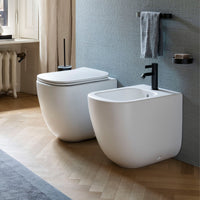 # WC A TERRA ERA SENZA BRIDA - CIELO filo parete unisce linee geometriche pure e un’estetica essenziale