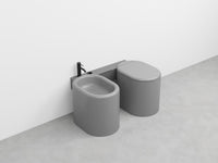 SET WC e BIDET A TERRA ITACA VERSIONE SINISTRA - CIELO per chi desidera arredare il bagno con eleganza, comfort e massima igiene.