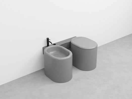 SET WC e BIDET A TERRA ITACA VERSIONE SINISTRA - CIELO per chi desidera arredare il bagno con eleganza, comfort e massima igiene.