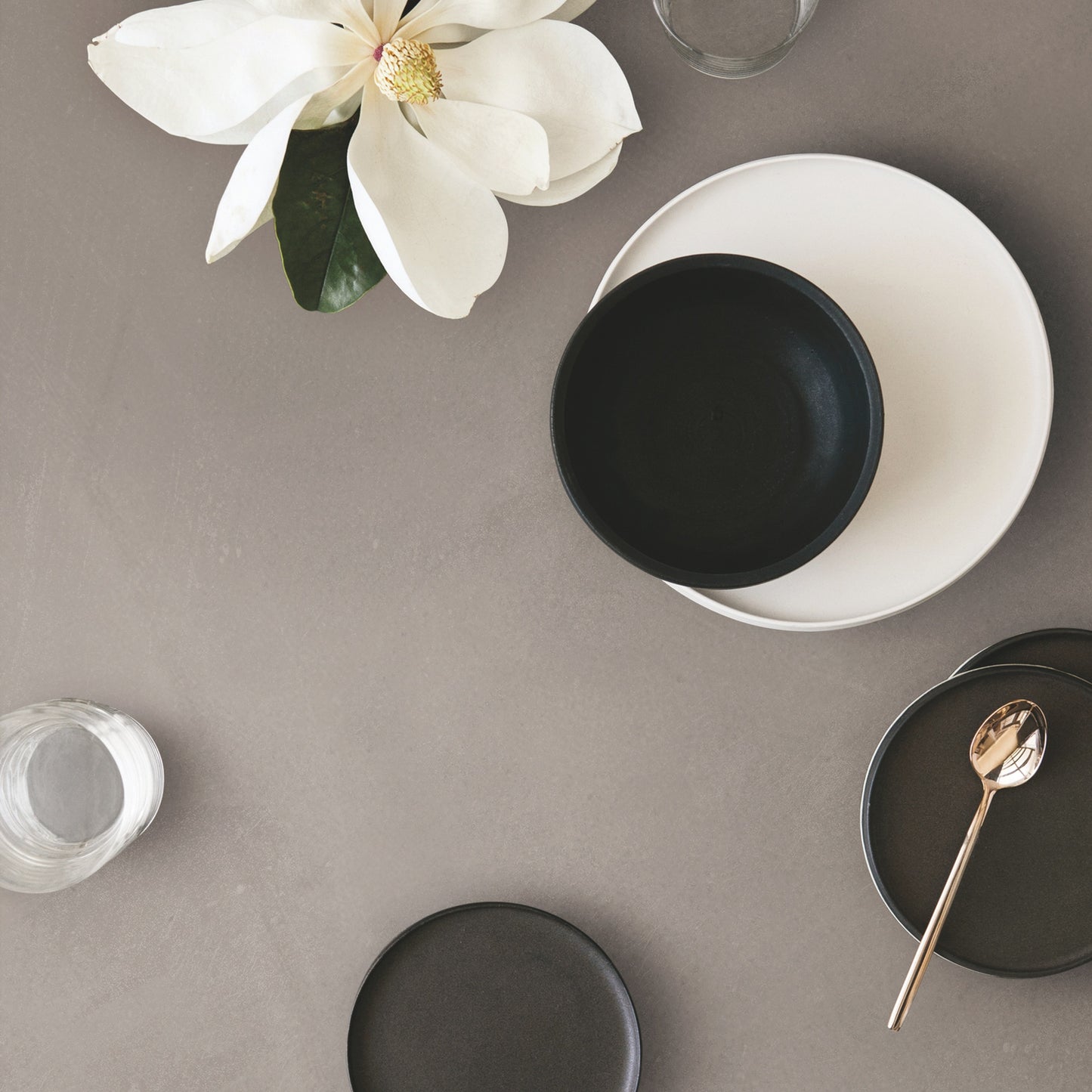 RES ART FONDOVALLE gres porcellanato effetto resina spatolata superfici materiche dal design contemporaneo.