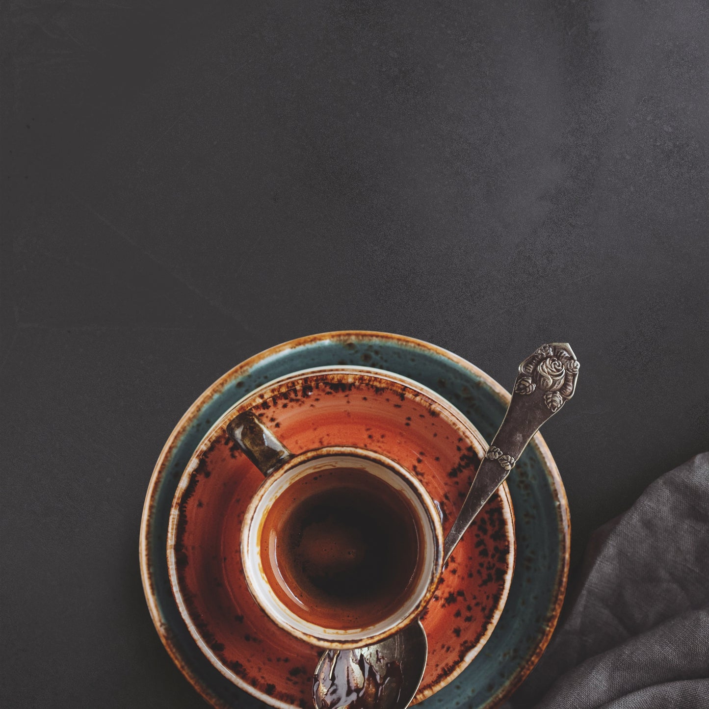 RES ART FONDOVALLE gres porcellanato effetto resina spatolata superfici materiche dal design contemporaneo.