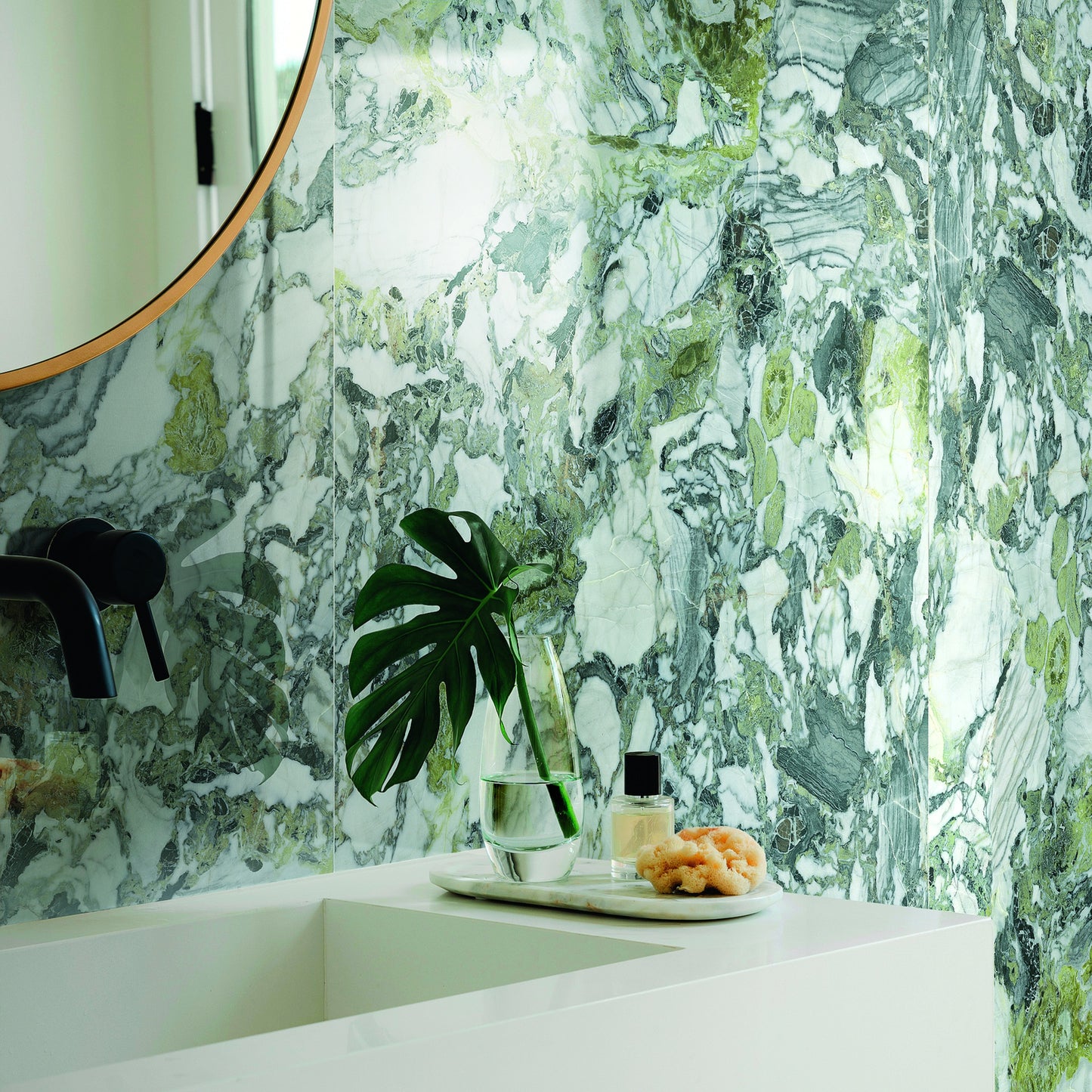 INFINITO 2.0 FONDOVALLE Marmi total black, grigi look naturale, marroni e bianchi dalle texture variegate e venature ampie