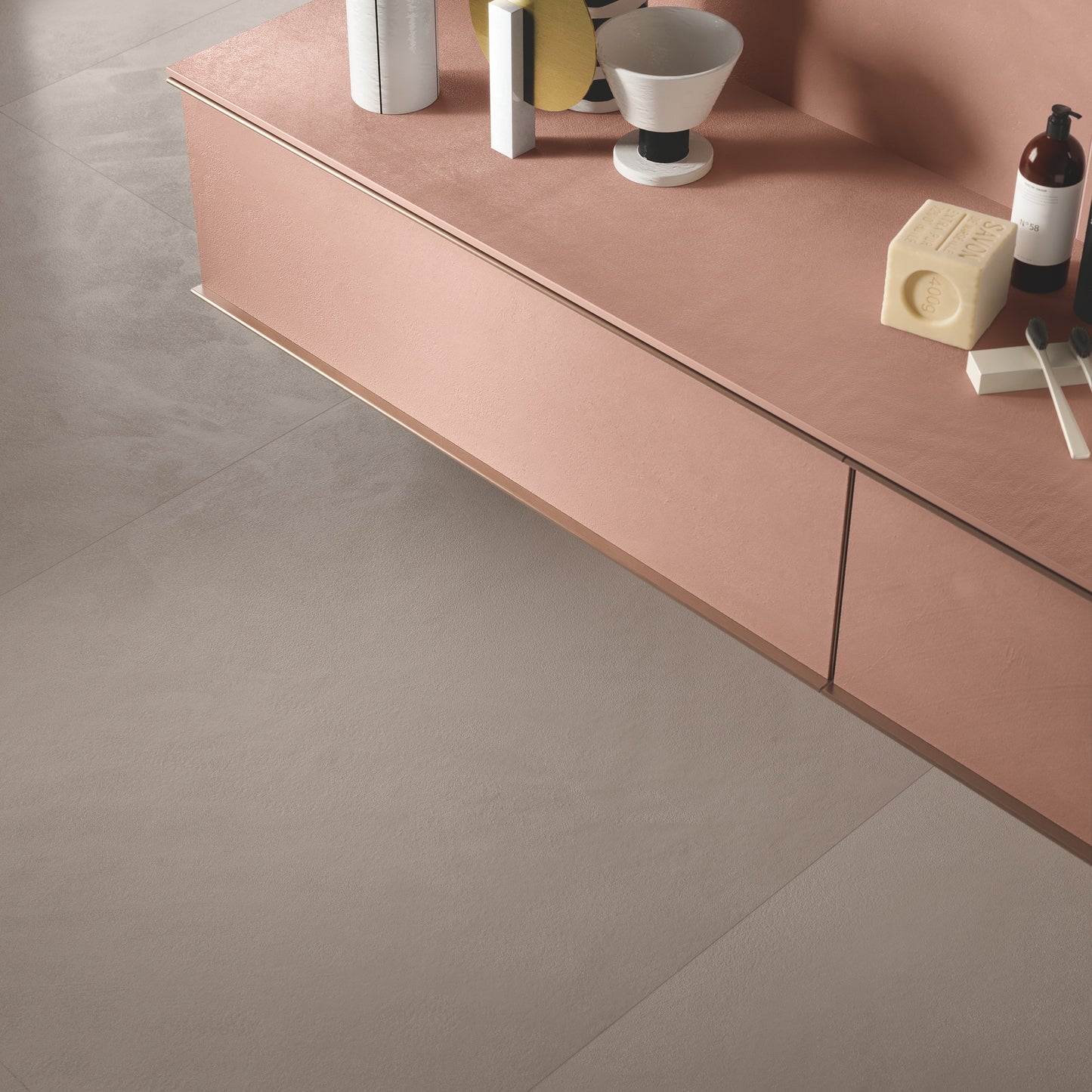 RES ART FONDOVALLE gres porcellanato effetto resina spatolata superfici materiche dal design contemporaneo.