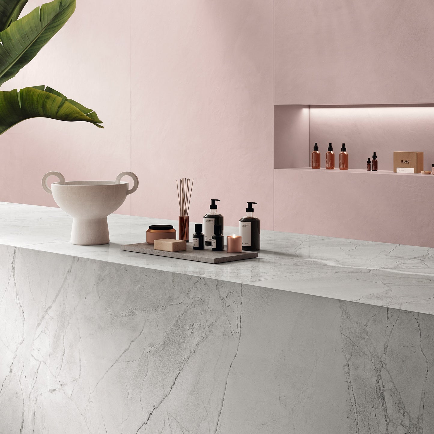 INFINITO 2.0 FONDOVALLE Marmi total black, grigi look naturale, marroni e bianchi dalle texture variegate e venature ampie